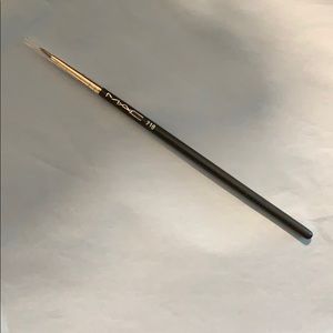 MAC 210 Eyeliner Brush